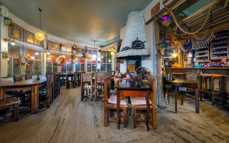 Gdzie zjeść w Jastrzębiej Górze? Odkryj najlepsze restauracje i smaki
